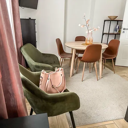 E 200m Do Plazy Apartment